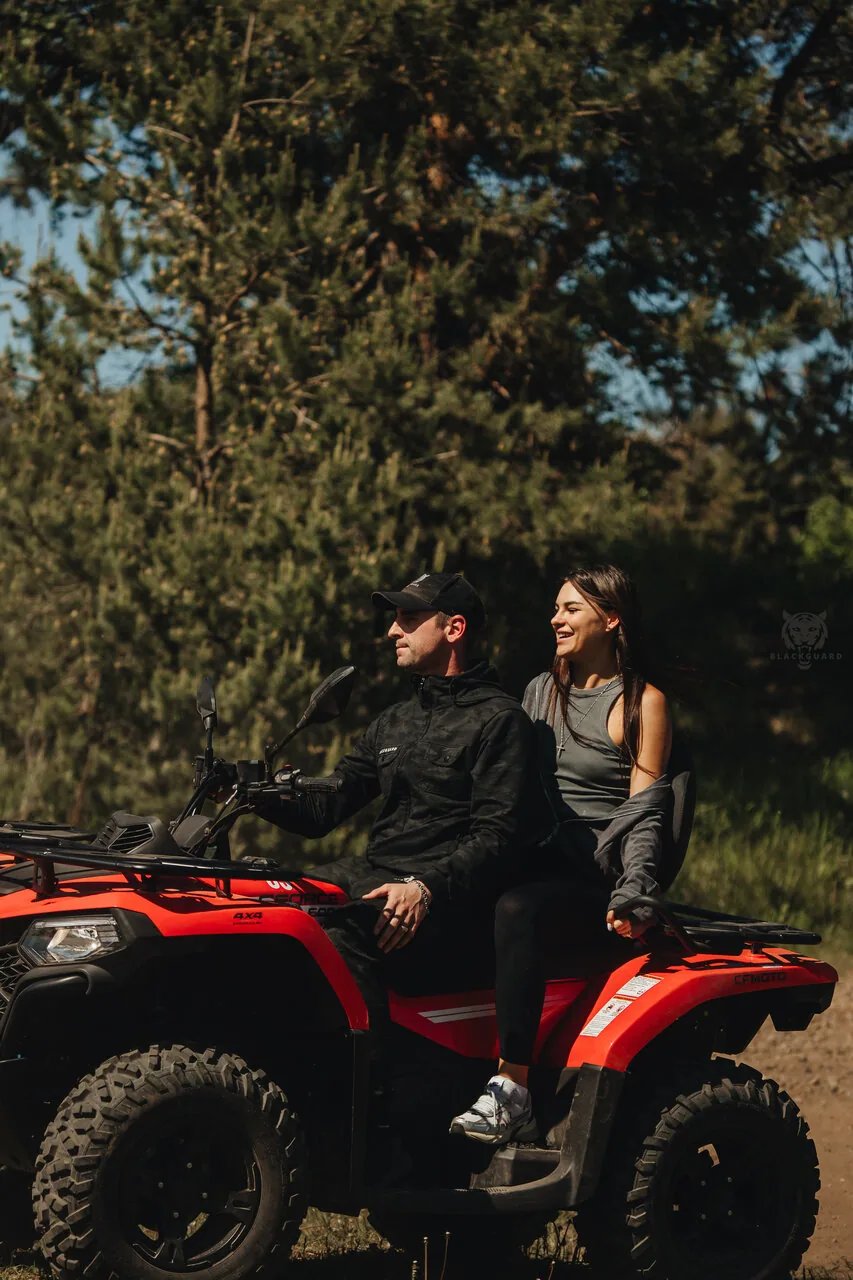пара на красном квадроцикле GuardKvadro