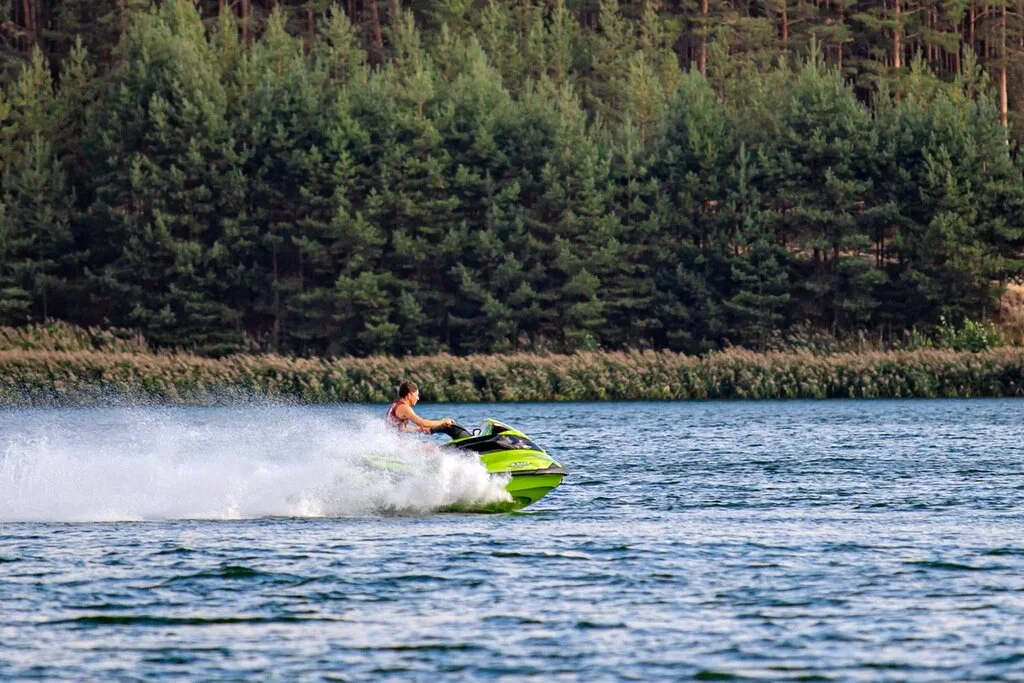 гидроцикл на воде в летнем направлении GuardKvadro