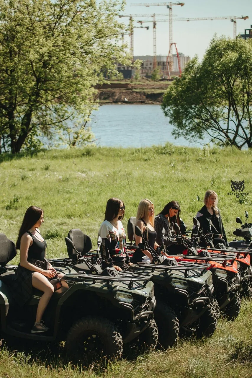 девушки на квадроциклах у воды GuardKvadro