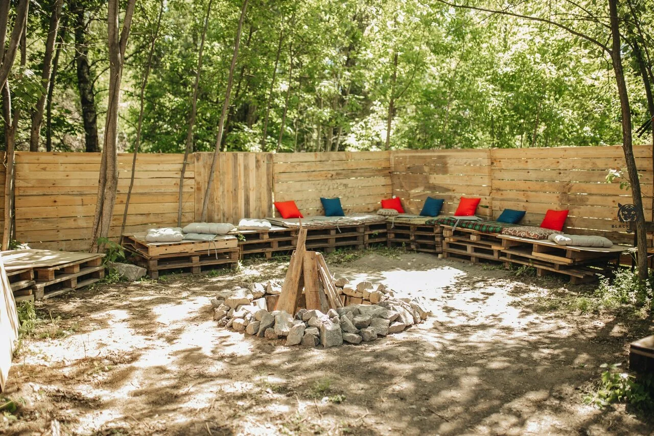 лобное место GuardKvadro с костровой зоной и местами для отдыха